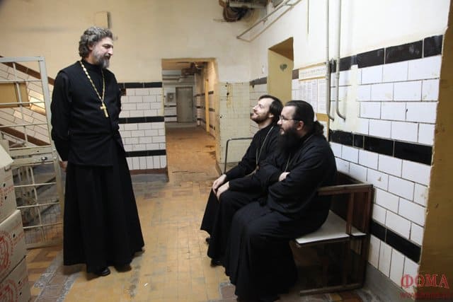 священнослужители готовятся к участию в поздравлении заключенных